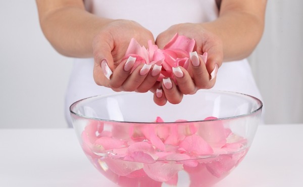 Розовата вода се използва в разкрасителните процедури.