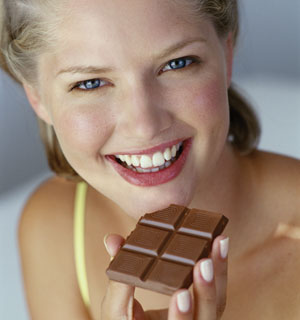 Черният шоколад предпазва зъбите от кариеси.