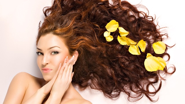 Течно Рициново Масло на добра цена се грижи за вашата коса, като я прави гладка, блестяща и предотвратява цъфтенето