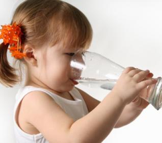 Пиенето на вода - здравословен навик за всяко дете