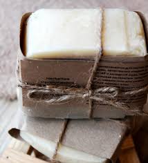 Домашният сапун съдържа много животински мазнини, натриеви соли, основи, сода, вода, каолин