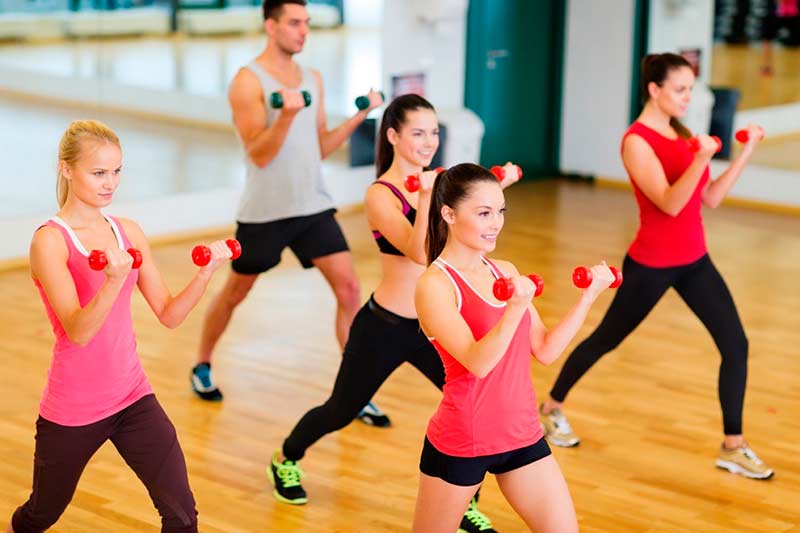 Смесените групови тренировки за отслабване включват кардио-тренировки и силови тренировки