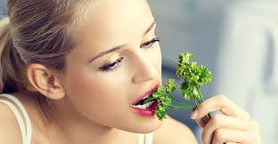 Този зеленчук-чудо не само способства избавянето от много болести, оздравяването, подобряването на външния вид - жените особено много ценят магданоза заради стимулирането на процеса на отслабване.