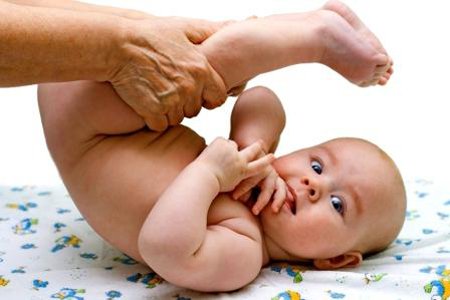 Можем да помогнем на детето при чести запеци с леки масажи на коремчето, леко дразнене на ануса или клизма. 