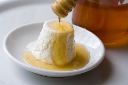 Маската от извара и мед избелва кожата и я подхранва