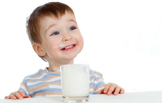 Кисело-млечната напитка кефир е изключително полезна за растежа и развитието на децата