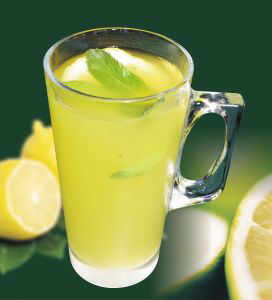 Лимонов сок с топла вода
