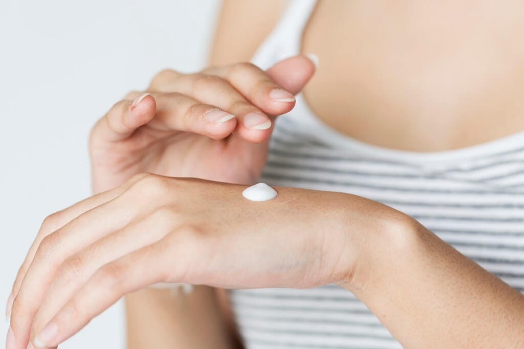 CBD Крем 1% Канабидиол 30 мл на Pharma Hemp има овлажняващ и подмладяващ кожата ефект, намалява бръчките, помага при суха и проблемна кожа.