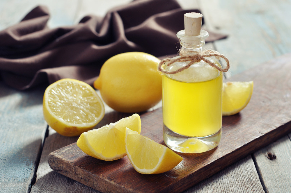 Натурален ароматизатор с Лимоново масло от Sanct Bernhard на хит цена освежава дома и офиса, неутрализира неприятните миризми в помещенията, понижава стреса